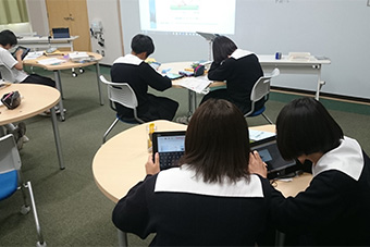 アクティブラーニング教室を使っての授業では多台数のタブレットPCを接続しても問題なく使用可能に