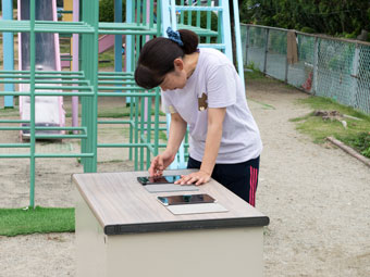 古井第一保育園では、園庭の入口に机を置き、2台のタブレットで登降園記録を行っている。
