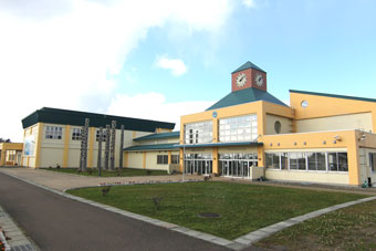 2006年に建て替えられた大間小学校