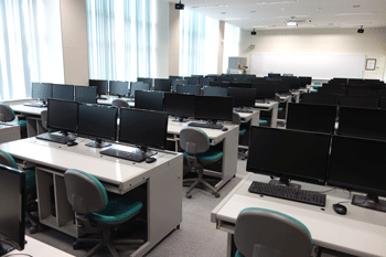 情報教育演習室では、CADや情報処理など、PCを活用した基礎、専門教育が行われている