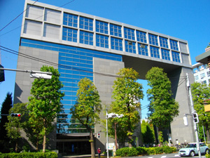 教育支援課が置かれる「新宿コズミックセンター」