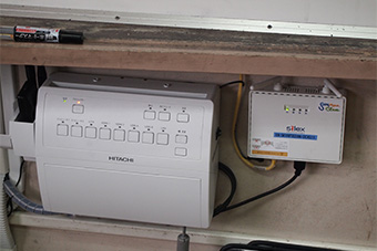 ホワイトボード下部。右が画像転送装置。「WAPM-1750D」を経由してLANケーブルを接続。これにより、配線も簡略化することができた