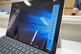 Surface Pro 4。ディスプレイ右のメニューバーは、「SKYMENU Class」のもの。動画の撮影や追っかけ再生など、小学生低学年でも直感的に操作できるインターフェイスになっている