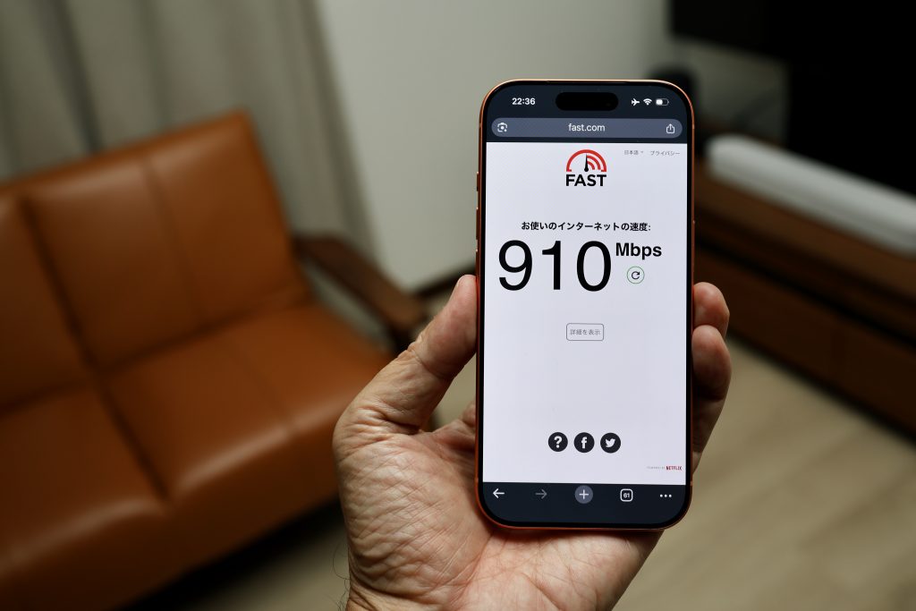 Wi-Fi EasyMesh接続したWSR6500BE6Pをリビングに置くと、リビングで約910Mbpsの高速接続が可能になりました。