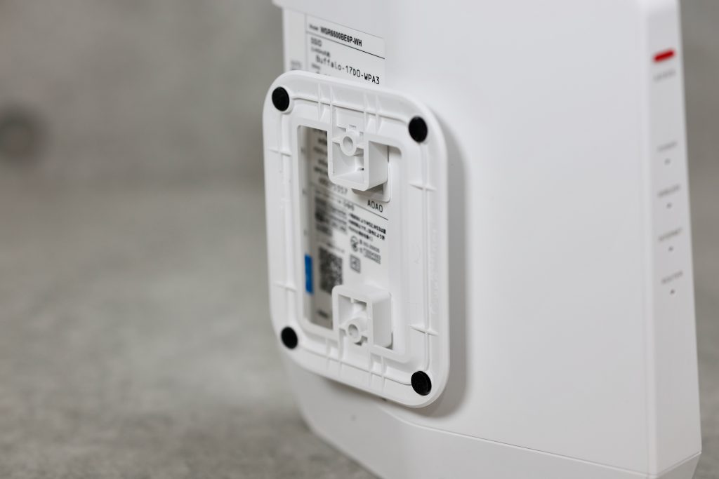 マウントを横に付けると、壁にネジ留めすることも可能。電波の通りやすい高い場所にも設置できます。